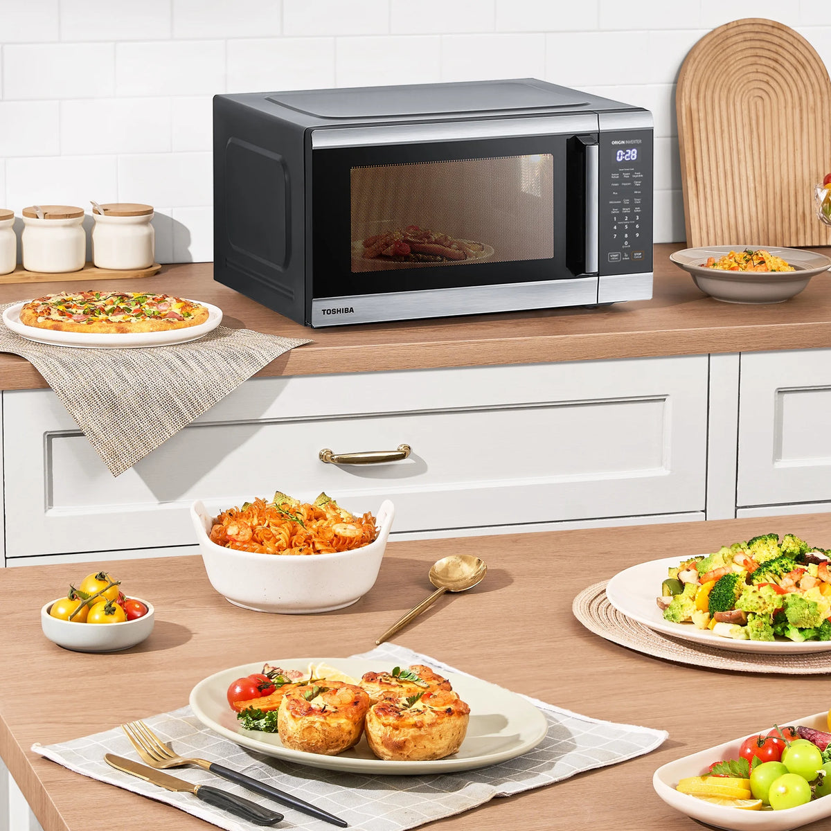 Toshiba 2.2 cu. ft. 24.4'' Microwave Oven in Stainless Steel